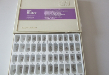 VENDO CAJA CORONAS PREFORMADAS MOLARES PRIMARIOS