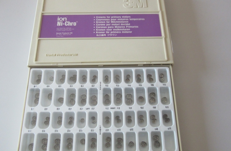 VENDO CAJA CORONAS PREFORMADAS MOLARES PRIMARIOS